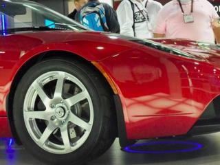 Tesla Roadster заправляется по беспроводной связи